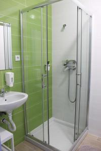 普拉亚德米拉Granny´s Guesthouse的带淋浴和盥洗盆的浴室
