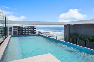 黄金海岸2BR Luxury Central Palm Beach Apartment (Best Location!)的一座位于一座海洋建筑屋顶上的游泳池