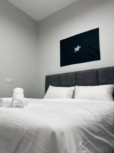 新山Room with PrivateBathroom, Projector, KSL Mall的一张白色的大床,配有白色枕头