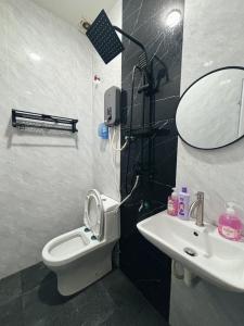 新山Room with PrivateBathroom, Projector, KSL Mall的一间带水槽、卫生间和镜子的浴室