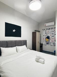 新山Room with PrivateBathroom, Projector, KSL Mall的一张白色的床,上面有两条毛巾
