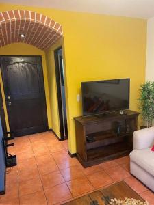 San Juan ObispoAcogedora casa con firepit的客厅位于隔壁,配有平面电视。