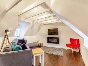 因弗内斯Vectis Cottage的带沙发和红色椅子的客厅