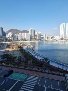 釜山Luxury ocean view的享有河流和建筑的城市美景