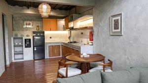 坎古Leafy Lofts Canggu的厨房配有桌椅和沙发。