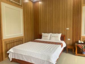 Bảo LạcKhách sạn Việt Hoàng的一间卧室配有一张带两个枕头的床