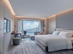 香港千禧新世界香港酒店的一间酒店客房,设有一张大床和一个大窗户