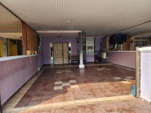 北赖Homestay Taman Pauh Jaya, Seberang Perai, Bukit Mertajam的一间空房间,拥有紫色的墙壁和瓷砖地板