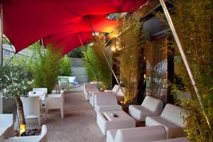 比利亚布纳德阿拉瓦维尤拉酒店的一排白色椅子和一把红色伞