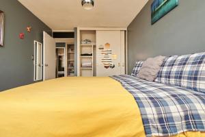 墨西哥城Ed&Marie Apartamento的一间卧室,卧室内设有一张黄色的大床