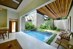 乌布Mahayoga Ubud Private Pool Villa And Spa的一座室内泳池