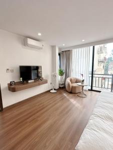 河内TINH ANH HOME的白色的客房配有床和平面电视。