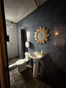 危地马拉CASA MAGNOLIA的一间带水槽、卫生间和镜子的浴室