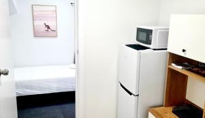 福斯特金沙汽车旅馆的客房配有冰箱和微波炉。