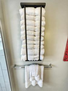 哥伦布Modern Luxe 3BR/1BA with Bar的浴室毛巾架上挂着一束毛巾