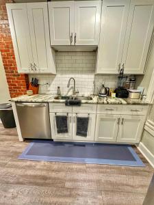哥伦布Modern Luxe 3BR/1BA with Bar的厨房配有白色橱柜和水槽