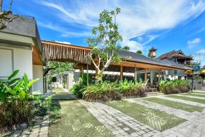 乌布Mahayoga Ubud Private Pool Villa And Spa的享有花园房屋外部景致