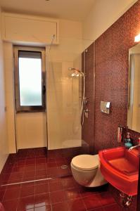 巴里Bed and Breakfast La Villa AMBIENTI SANIFICATI CON GENERATORE DI OZONO的浴室配有卫生间、淋浴和盥洗盆。