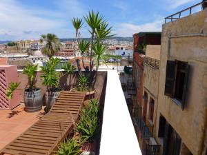 干尼亚伊娃膳食公寓的一座建筑顶部的阳台,种植了棕榈树