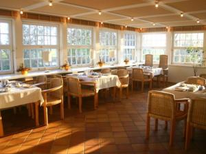 克洛斯特Ferienwohnung auf Hiddensee im Ort Kloster的用餐室设有桌椅和窗户。