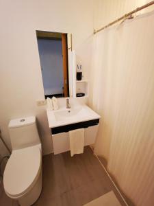 长滩岛都市精品酒店的白色的浴室设有卫生间和水槽。