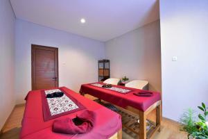 乌布Mahayoga Ubud Private Pool Villa And Spa的一间设有两张床和一张桌子的房间