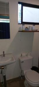 塔尔科莱斯Container home 25 min Jaco y Herradura的浴室配有白色卫生间和盥洗盆。