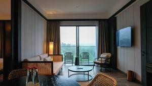 普卡Grand ASTON Puncak Hotel & Resort的客厅配有沙发和桌子