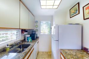 卡帕阿Kapa`a Sands 18的厨房配有白色冰箱和水槽