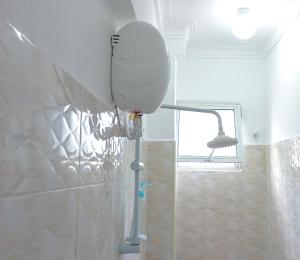 蒙巴萨Seaside Heights 2BR 43' Smart TV的浴室设有淋浴,墙上装有镜子
