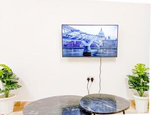 蒙巴萨Seaside Heights 2BR 43' Smart TV的一张桌子和一张桥的照片