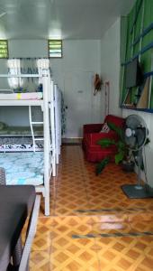 碧瑶Havilah House Baguio City的客厅配有两张双层床和一张沙发