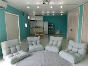 Tateyama City - Camp - Vacation STAY 42217v的一间带两把椅子的客厅和一间厨房