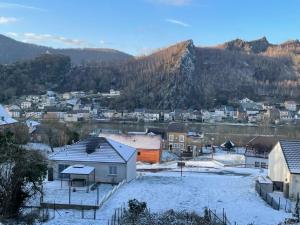 Bogny Sur MeuseChez Gwen et Marie的一座被雪覆盖的小镇,以群山为背景