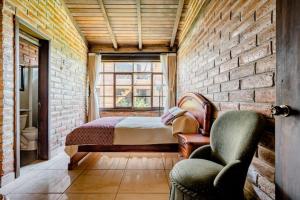 伊瓦拉Quinta María Alfonsina的一间卧室设有一张床和砖墙