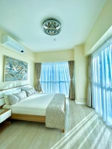 麦克坦Relaxing 1BR Suite in La Mirada的一间卧室设有一张大床和大窗户