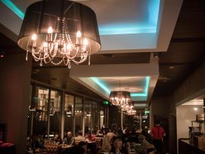 圣胡安波诺公园酒店的用餐室,配有桌子和吊灯