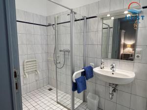于斯德Pension Marie Luise 251 - Zimmer Herzmuschel的一间带水槽和淋浴的浴室