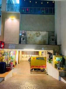 胡志明市Trung Bảo Hotel的走廊中间有酒店标志的建筑