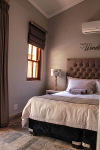 莫塞尔湾C-Vu-Cottage cosy and warm private apartment的一间卧室设有一张大床和一个窗户。