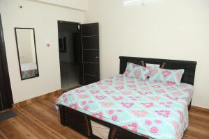 海得拉巴Mee Homes - Madhapur Fully Furnished 2 BHK Flats的一间卧室配有一张带蓝色棉被和枕头的床
