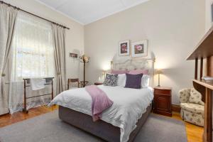 塔南达Miriams Cottage的一间卧室设有一张大床和一个窗户。