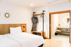 查汶Baan Haad Ngam Boutique Resort的一间卧室配有两张床和镜子