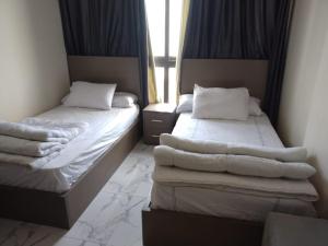porto said resort的带窗户的客房内设有两张单人床。