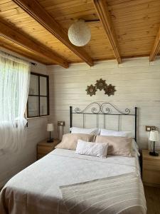塞特尼尔Casa Rural Las Bodegas的一间卧室配有一张带白色床单的大床