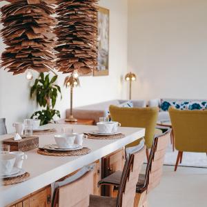 利雅德Aseel Resort的用餐室配有带餐具和椅子的桌子