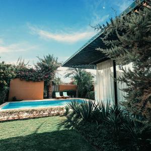 利雅德Aseel Resort的庭院中带游泳池的房子