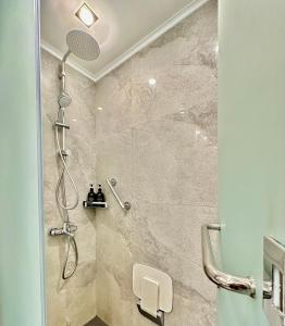 麦克坦Relaxing 1BR Suite in La Mirada的带淋浴的浴室和玻璃门