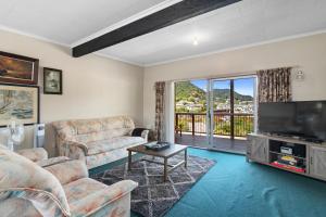 皮克顿Coastal Charm - Picton Holiday Home的带沙发和平面电视的客厅