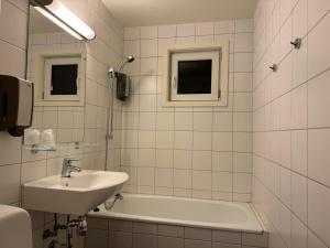 诺托登诺托登酒店的浴室配有盥洗盆、浴缸和盥洗盆